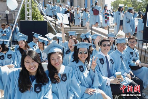 当地时间5月17日，哥伦比亚大学毕业典礼上的中国留学生。当日，纽约哥伦比亚大学在校园举行毕业典礼，15000余名学生学成毕业。 <a target='_blank' href='http://www.chinanews.com/'><p align=