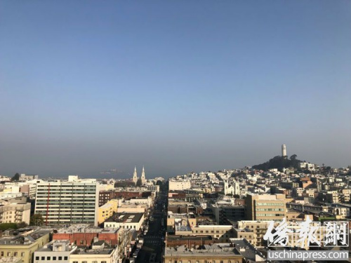 旧金山湾上空灰蒙蒙一片,原本十分清楚的魔鬼岛只能勉强可见。(美国《侨报》记者吴卓明摄) 旧金山湾上空灰蒙蒙一片,原本十分清楚的魔鬼岛只能勉强可见。(美国《侨报》记者吴卓明摄)
