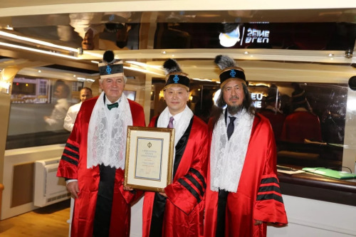 　安特-格利博达副院长(左)、毕征庆院士(右)为赵春华颁授院士证书。