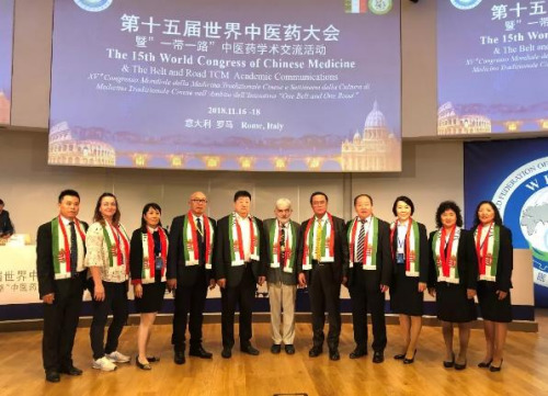 匈牙利接旗代表团,(由左至右)匈牙利中医药学会监事长邢启洪、Dr. EMESE、中东欧中医药学会执行会长修卫、马克、匈牙利中医药学会会长张庆滨、Dr.Eōry、中东欧中医药学会会长陈震、匈牙利中医药学会执行会长王伟迪、中东欧中医药学会秘书长王帆、匈牙利中医药学会副会长赵玉华 、张丽娟 匈牙利接旗代表团,(由左至右)匈牙利中医药学会监事长邢启洪、Dr. EMESE、中东欧中医药学会执行会长修卫、马克、匈牙利中医药学会会长张庆滨、Dr.Eōry、中东欧中医药学会会长陈震、匈牙利中医药学会执行会长王伟迪、中东欧中医药学会秘书长王帆、匈牙利中医药学会副会长赵玉华 、张丽娟