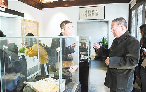 市民在胡同博物馆一边观看展品,一边热烈讨论。 市民在胡同博物馆一边观看展品,一边热烈讨论。