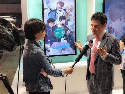 在东京GAMESHOW上接受媒体采访(来源:日本中文导报) 在东京GAMESHOW上接受媒体采访(来源:日本中文导报)