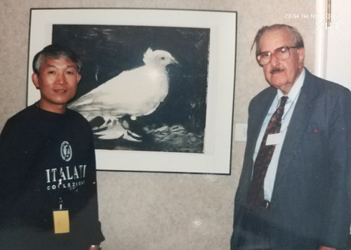 1998年10月缪惠新与美国波特兰博物馆馆长高登在毕加索的《和平鸽》前合影 1998年10月缪惠新与美国波特兰博物馆馆长高登在毕加索的《和平鸽》前合影