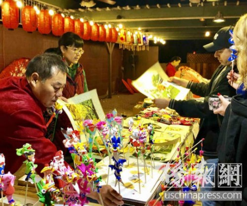 游客对中国传统艺术刺绣和泥塑人偶充满兴趣。(美国《侨报》/翁羽 摄) 游客对中国传统艺术刺绣和泥塑人偶充满兴趣。(美国《侨报》/翁羽 摄)