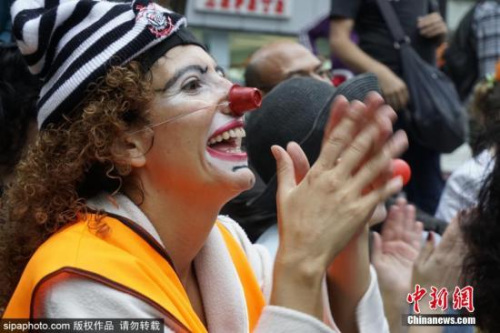 当地时间2018年11月9日，巴西圣保罗举办国际女小丑大会，大约50名女性小丑参加“欢笑、爱和反抗”游行，为人们送去欢乐。图片来源：Sipaphoto版权作品 禁止转载