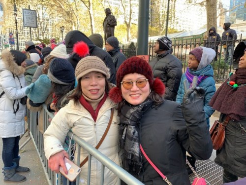 头一次观看梅西感恩节游行的李慧彬(左)和江少英(右)感到非常激动，表示希望今后的游行中有更多华人元素。(图片来源：美国《世界日报》 和钊宇／摄)