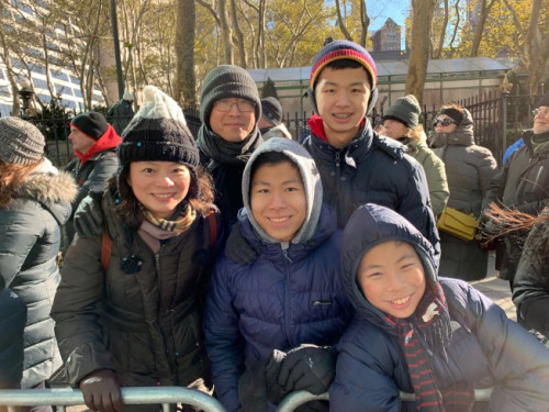 郑钦慧(左一)一家五口已连续十多年观看梅西感恩节游行，已经成为一项家庭传统。(图片来源：美国《世界日报》 和钊宇／摄)