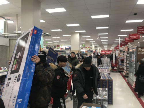 电视机等电子产品成为消费者在黑色星期五最喜欢产品之一。(图片来源:美国《世界日报》牟兰/摄) 电视机等电子产品成为消费者在黑色星期五最喜欢产品之一。(图片来源:美国《世界日报》牟兰/摄)