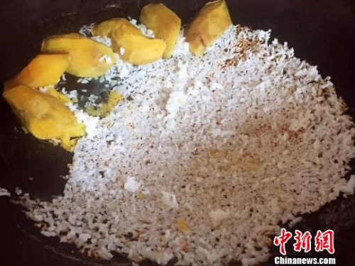 把米饭盛出留下饭㶶和番薯来发㶶粥 李晓春 摄 把米饭盛出留下饭?和番薯来发?粥 李晓春 摄