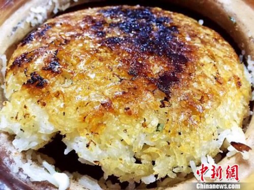 用瓦锅煮米饭的饭?金黄焦脆　李晓春　摄