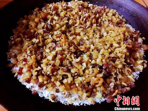 富具台山特色的铁锅煮菜果饭 李晓春 摄 富具台山特色的铁锅煮菜果饭 李晓春 摄