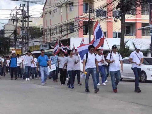 普吉岛本地导游公会组织的维权抗议游行活动