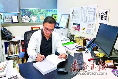 近年来,李志贤专注研究新加坡的潮人善堂文化。 近年来,李志贤专注研究新加坡的潮人善堂文化。