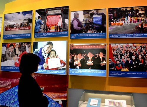 一位参观者在“海外侨胞心系祖国 助力改革开放”展厅,观看“2005年5月,第三届世界华侨华人社团联谊大会与会代表举行烛光祈愿仪式,表达‘反独促统’心声”等展览照片。(《芝加哥华语论坛》/张大卫 摄) 一位参观者在“海外侨胞心系祖国 助力改革开放”展厅,观看“2005年5月,第三届世界华侨华人社团联谊大会与会代表举行烛光祈愿仪式,表达‘反独促统’心声”等展览照片。(《芝加哥华语论坛》/张大卫 摄)