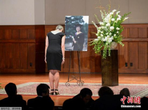 当地时间2014年8月1日,美国加州,南加州大学学生悼念遇袭身亡的中国留学生纪欣然,纪欣然父母向出席悼念仪式的学生鞠躬致意。涉嫌袭击纪欣然的4名青年被指控一级谋杀的罪名。 当地时间2014年8月1日,美国加州,南加州大学学生悼念遇袭身亡的中国留学生纪欣然,纪欣然父母向出席悼念仪式的学生鞠躬致意。涉嫌袭击纪欣然的4名青年被指控一级谋杀的罪名。