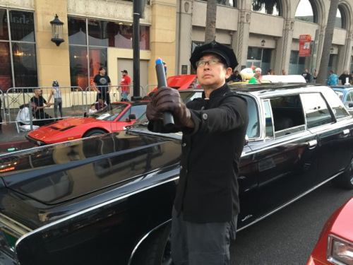 华裔岳钦惠驾驶Black Beauty，参加好莱坞年度圣诞大游行，图为他摆出李小龙在饰演青蜂侠中招牌姿势。(美国《世界日报》/启铬 摄)