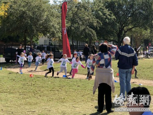 对于孩子和家长来说，参加funrun不仅是快乐的户外活动，更是参与学校建设的有意义、有荣誉感的事情。(美国《侨报》/陈琳 摄)