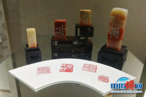 “洪珊珊个人书艺篆刻展”展出了40多件不同形式的书法、篆刻作品。 孙虹 摄 “洪珊珊个人书艺篆刻展”展出了40多件不同形式的书法、篆刻作品。 孙虹 摄