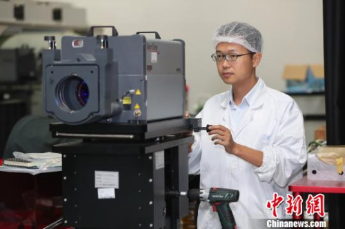 黄庚华在检查激光干涉测量结果 张亨伟 摄 黄庚华在检查激光干涉测量结果 张亨伟 摄