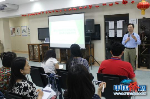 图为为复旦大学国际文化交流学院院长吴中伟教授在培训课上 主办方供图 摄 图为为复旦大学国际文化交流学院院长吴中伟教授在培训课上 主办方供图 摄