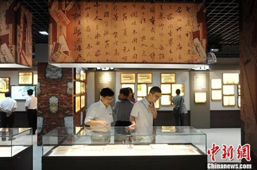 民众在福建省档案馆参观“百年跨国两地书——福建侨批”陈列展。<a target='_blank' href='http://www.chinanews.com/'>中新社</a>记者 吕明 摄 民众在福建省档案馆参观“百年跨国两地书——福建侨批”陈列展。<a target='_blank' href='http://www.chinanews.com/'>中新社</a>记者 吕明 摄