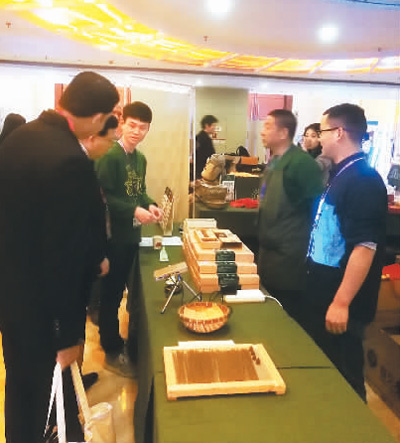孔子学院大会参会代表在中医药展位前。 赵晓霞 摄 孔子学院大会参会代表在中医药展位前。 赵晓霞 摄
