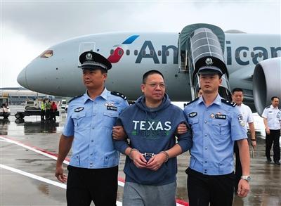  7月11日，在北京首都机场，许超凡（中）被强制遣返回国。（新华社记者 殷刚 摄）