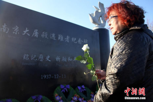 图为当地侨社代表向纪念碑献花。<a target='_blank' href='http://www.chinanews.com/'>中新社</a>记者 余瑞冬 摄