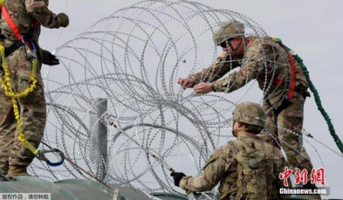 　当地时间11月2日，美国得州Hidalgo，中美洲移民大军压境美国，美国士兵在美墨边境安装铁丝网严防移民入境。