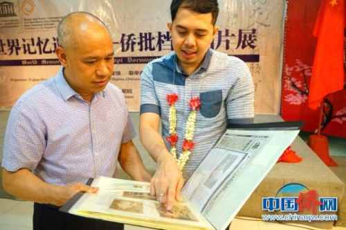 祖籍福建晋江的第四代菲华曾宏达,带着厚厚一本家族几代人往来的侨批和老照片,来到展览现场,其资料之完整,让福建省档案馆的工作人员惊叹。 关向东 摄 祖籍福建晋江的第四代菲华曾宏达,带着厚厚一本家族几代人往来的侨批和老照片,来到展览现场,其资料之完整,让福建省档案馆的工作人员惊叹。 关向东 摄