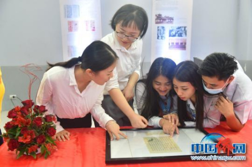 年轻华侨华人和师生一字一句地辨认侨批档案上的文字与内容,了解华侨华人在菲律宾的奋斗历程,感受海外华侨华人努力拼搏、爱祖(籍)国爱乡的精神。 樊蓉(通讯员) 摄 年轻华侨华人和师生一字一句地辨认侨批档案上的文字与内容,了解华侨华人在菲律宾的奋斗历程,感受海外华侨华人努力拼搏、爱祖(籍)国爱乡的精神。 樊蓉(通讯员) 摄