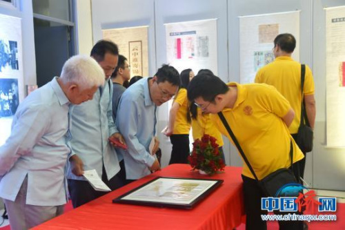 展览现场，老一代菲律宾华侨华人看到侨批档案图片，倍感亲切。　樊蓉(通讯员) 摄