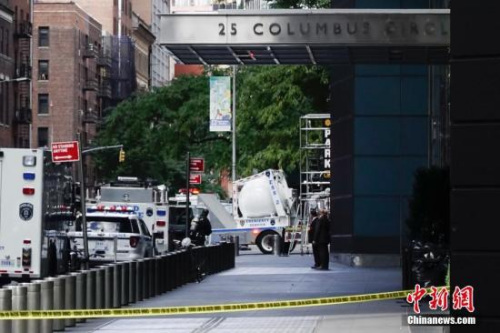 当地时间10月24日上午，美国有线电视新闻网(CNN)位于纽约曼哈顿的办公大楼收到爆炸装置包裹，楼内人员被紧急疏散。图为纽约警察局排爆车驶出该大楼。<a target='_blank' href='http://www.chinanews.com/'>中新社</a>记者 廖攀 摄