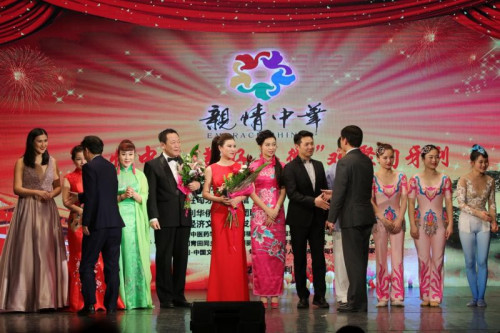 演出完毕后安徽侨联主席吴向明先生,中国驻匈牙利大使馆领事部主任李克震先生与演员们亲切握手。 演出完毕后安徽侨联主席吴向明先生,中国驻匈牙利大使馆领事部主任李克震先生与演员们亲切握手。