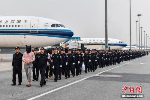 资料图：冒充中国公检法机关工作人员实施电信网络诈骗犯罪的嫌疑人被中国警方从柬埔寨押解回国。<a target='_blank' href='http://www.chinanews.com/'>中新社</a>记者 陈骥旻 摄 （图文无关）