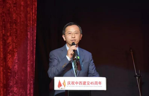 欧华传媒董事长裘诚谦先生致答谢词。(西班牙《欧华报》) 欧华传媒董事长裘诚谦先生致答谢词。(西班牙《欧华报》)
