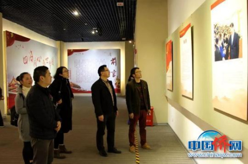 致公党福建省委会机关干部职工参观图片展。