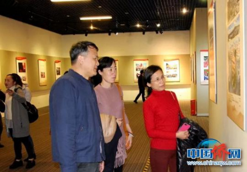致公党福建省委会机关干部职工参观图片展。 供图 摄 致公党福建省委会机关干部职工参观图片展。 供图 摄