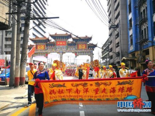 图为2018年10月22日，湄洲妈祖祖庙董事会护驾湄洲妈祖，千年来首次巡安菲律宾，来到马尼拉中国城。　关向东 摄