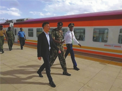 2017年肯尼亚大选前陪同国家警察总监高级助理考察蒙内铁路运营安保部署。