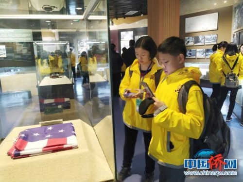 12月25日,海外华裔青少年参观美国飞虎队桂林纪念馆,感受飞虎队在桂林的抗日史实。 欧惠兰 摄 12月25日,海外华裔青少年参观美国飞虎队桂林纪念馆,感受飞虎队在桂林的抗日史实。 欧惠兰 摄