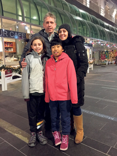 Ryan Harmon一家与来自北京的10岁交换生从美国俄勒冈来温市庆祝新年。