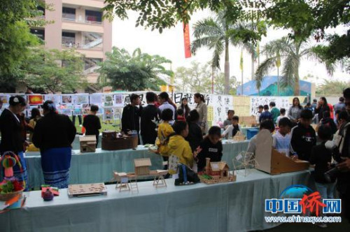 图为学生自创作品与书画展 卢进 摄 图为学生自创作品与书画展 卢进 摄