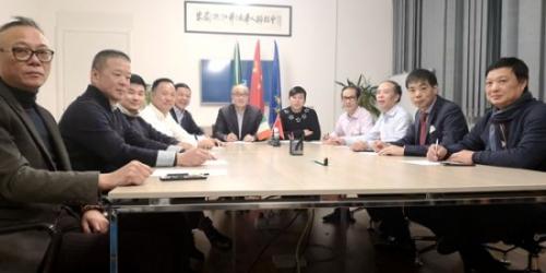米兰浙江华侨华人联谊会组织理事会主要成员共同观看《告台湾同胞书》发表40周年纪念会实况转播。(图片来源:欧联网) 米兰浙江华侨华人联谊会组织理事会主要成员共同观看《告台湾同胞书》发表40周年纪念会实况转播。(图片来源:欧联网)
