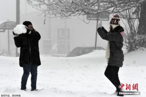 当地时间2019年1月3日,欧洲多地迎来降雪天气。图为希腊民众在街头打雪仗。 当地时间2019年1月3日,欧洲多地迎来降雪天气。图为希腊民众在街头打雪仗。