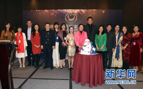 在印度首都新德里,中国驻印度大使罗照辉(右六)出席旅印中国妇女联合会举行成立大会。新华社记者张迺杰摄 在印度首都新德里,中国驻印度大使罗照辉(右六)出席旅印中国妇女联合会举行成立大会。新华社记者张迺杰摄