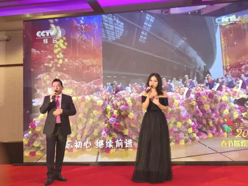 戴安友与专业歌手演唱了《不忘初心》,表达了对祖国的祝福(欧洲时报记者 孔帆 摄) 戴安友与专业歌手演唱了《不忘初心》,表达了对祖国的祝福(欧洲时报记者 孔帆 摄)