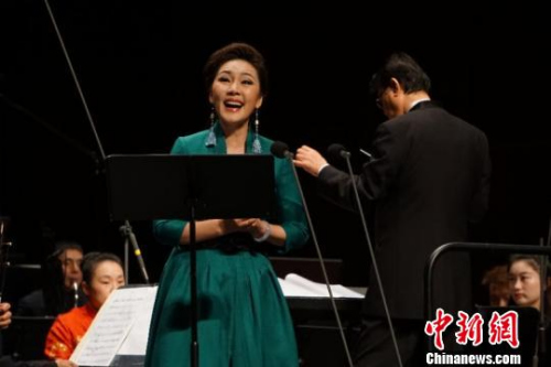 1月7日晚,《李焕之百年诞辰纪念音乐会》在福州福建大剧院举行。图为当晚,著名歌唱家方琼演唱李焕之先生创作的声乐作品。 陈恭 摄 1月7日晚,《李焕之百年诞辰纪念音乐会》在福州福建大剧院举行。图为当晚,著名歌唱家方琼演唱李焕之先生创作的声乐作品。 陈恭 摄