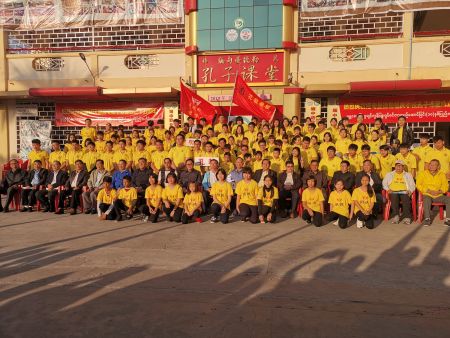 王宗颖总领事及侨领们与参加运动会的孔教学校明德学校的学生们合影 王宗颖总领事及侨领们与参加运动会的孔教学校明德学校的学生们合影