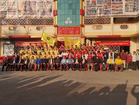 王宗颖总领事及侨领们与参加运动会的昌华国际学院新世纪学校的学生们合影 王宗颖总领事及侨领们与参加运动会的昌华国际学院新世纪学校的学生们合影